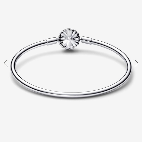 Pandora Moments Sparkling Snowflake Clasp Bangle. 7.5” - Picture 4 of 5
